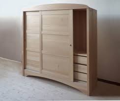 Il comò con piano in marmo e frontale curvo cela sotto la ribalta un secrétaire con cassettino e vani a giorno mentre il comodino, sempre con piano in marmo e frontale curvo, è dotato anche di un ripiano estraibile rivestito in pelle. Armadio Genziana La Corte D Inverno Arredamento Ecologico Naturale La Corte D Inverno