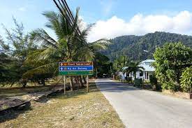 Ianya terletak sejauh 32km dari pantai barat negeri pahang dan berukuran 20km panjang selain daripada kampung tekek, terdapat juga kampung juara, kampung salang dan kampung air batang. Tekek Tioman Island Kampung Tekek Detailed Guide Including Diving Centre Food More