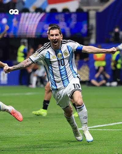 Virada hist&oacute;rica! A Argentina venceu o Egito por 3 a 2 nas oitavas de final da Copa do Mundo ap&oacute;s buscar um placar que parecia imposs&iacute;vel. A sele&ccedil;&atilde;o perdia por 2 a