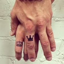 Couple With Crown Finger Tattoo Mini Tattoos Ask Dovmeleri Sevgili Dovme