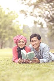 Jika dahulu foto prewedding berada dalam studio hmmm, penasaran kan, di mana aja lokasinya? Ketahui Foto Prewedding Unik Berlatarkan Alam Disini Pre Wedding Muslim Couple Photos