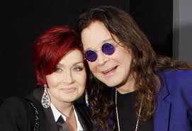 Sharon Osbourne exibe e explica a música que ela gravou nos anos setenta