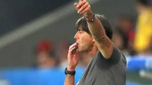 Jachim löw (auch jögi löw) ist der trainer der fußbalnationalmanschaft. Joachim Lows Griff In Die Hose Das Netz Vergibt Dem Bundestrainer Nichts Fussball Em 2016 Stuttgarter Zeitung