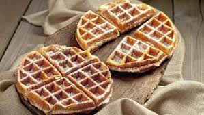 Mit Puderzucker Bestreute Waffeln Auf Einem Rustikalen Holzbrett Vollkornwaffeln Rezepte Apfelmus Rezept