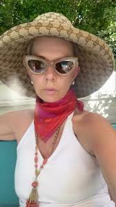 Another GRWM where I hope I'm inspiring you to be that little bit more  fabulous 😘 Add some vintage add some sparkle & have a great day ✨  #ladoublej #vintagenecklace #palmspringsstyle