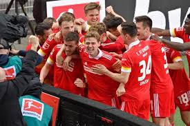 Wie in der champions league treten in der europa conference league 32 teams in acht gruppen mit je vier mannschaften an. Europa Conference League 2021 22 Spielplan Tv Ubertragung Livestream Teams Teilnehmer Modus Ab 16 9 21