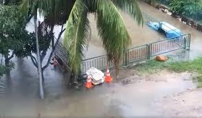 Tampines floorball club actively participates in the sfa women's & men's division league. Cars Stalled Commuters Stranded As Flash Floods Hit Eastern S Pore Today