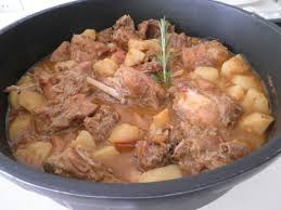 El conejo a la cortijera es un plato típico de la cocina andaluza, la receta fabulosa receta para conejo asado con patatas al pimentón. Gastronomia En Verso Conejo De Monte Guisado Con Patatas De A Laracha