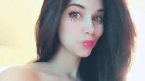 The Art of the Celebrity Breastfeeding Photo: From Going Glam to Getting  Real