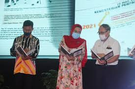 Secara ringkasnya, baba dan nyonya adalah masyarakat kaum cina yang mengamalkan budaya melayu sama ada secara penuh ataupun separuh. Tiga Kluster Pembangunan Masyarakat India Utusan Digital