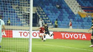 Gelandang timnas indonesia, evan dimas, berusaha mengecoh pemain thailand, tristan do, dalam laga kualifikasi piala dunia 2022 zona asia di stadion utama gelora bung karno, senayan, selasa. Ntp9tn5w7znygm