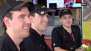 Estos adolescentes hacen único y curioso a un McDonald's de Michigan