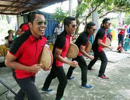 Cuma aku dan adik aku sahaja belum berkahwin sehingga kini. Formasi Kompang Lima Beradik Jadi Rebutan