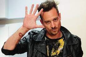 1 day ago · chano charpentier, excantante de tan biónica, tuvo un brote psicótico, agredió a su madre, atacó a un policía con un cuchillo y le dispararon. Zs4ubr3jukpcam