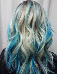Blonde Haare Mit Blauen Strahnen Cooler Und Extravaganter Look Locken Damendrisuren Ideen Haar Styling Coole Frisuren Haarfarben Highlights