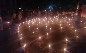 Proses pembuatan batik tulis yang masih sangat tradisional ini membuat pengerjaan batik tulis dapat memakan waktu yang sangat lama. Aksi 1000 Lilin Di Sorong Ungkap Doa Untuk Korban Bom Surabaya Okezone News