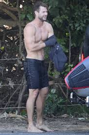 15 фактов о крисе хемсворте. Look At These Pics Of Chris Hemsworth And His Muscles To Ease Your Mind During Self Quarantine