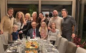 Tuncay özilhan, anadolu grubu'nun yönetim kurulu başkanı olan türk iş adamı. Ozilhanlar Ailece Bir Araya Gelerek Emine Ozilhan A Kutlama Yapti