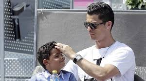 اعلن نجم ريال مدريد كريستيانو رونالدو تفاصيل مقابلته مع عمرو اديب في برنامج كل يوم علي قناة on e ، حيث يظهر رونالدو في حلقة خاصة لاول مرة علي شاشة قناة عربية ، ليتحدث. Ø§Ø¨Ù† ÙƒØ±ÙŠØ³ØªÙŠØ§Ù†Ùˆ Ø±ÙˆÙ†Ø§Ù„Ø¯Ùˆ ÙŠØªØ³Ø§Ø¡Ù„ Ø£ÙŠÙ† Ø£Ù…ÙŠ