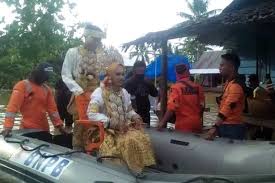 Info harga karet hari ini kami ambil dari berbagai sumber yang terpercaya dan. Banjir Sepasang Pengantin Dievakuasi Dengan Perahu Karet Kalo Basah Harus Dandan Ulang Halaman All Kompas Com