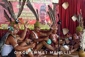 Ini bagi memudahkan aktiviti kerja, berhubung dan berkomunikasi antara satu sama lain. Gendang Pampat Paluan Perang Pahlawan Iban Cikgu Emmet Menulis