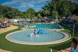 Camping paradis est la série familiale de la bonne humeur le lundi soir sur tf1 où on découvre les aventures de tom le propriétaire du camping et ses employés mais aussi ses histoires d'amour. Camping Paradis Le Pearl Argeles Sur Mer Updated 2021 Prices