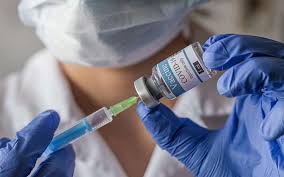 Pour injecter un vaccin , il faut savoir qu un vaccin est un produit qui sert a proteger contre les maladies , et pouir injecter un vaccin , il faut d abord. Astrazeneca Que Sait On Des Patients Victimes De Thrombose Apres L Injection Du Vaccin