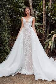 I am very sad to let this dress go, but hopefully it will be able to make another bride as happy as it made me! Couture Wedding Gowns By Leah Da Gloria Dimitra S Bridal Chicago Il