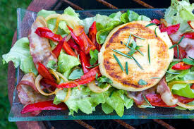 Low Carb Gemischer Salat Mit Gebratener Paprika Bacon Und Grillkase Low Carb Salat Salat Lebensmittel Essen