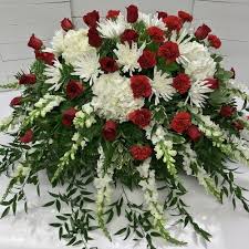 The data in this listing is believed to be accurate in our florist directory at the time of posting. Crimson And Cream 1 2 Couch Casket Spray Casket Sprays Casket Flowers Funeral Floral