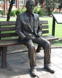 Alan turing statue with an apple in manchester. Alan Turing Manchester Celebrates Pardoned Genius Bbc News
