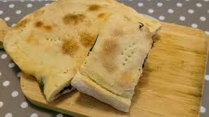 Ricetta gustosissima e sfiziosa, ma anche semplice da preparare, come piace a noi! Tengofame Pizza Ripiena Con Bietola E Olive