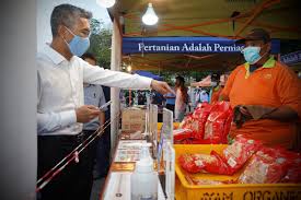 A pasar malam is a street market in indonesia, malaysia, brunei and singapore that opens in the evening, usually in residential neighbourhoods. Tengku Zafrul A Twitter Selepas Habis Waktu Pejabat Saya Telah Ke Pasar Malam Putrajaya Presint 2 Anjuran Fama Bagi Membeli Makan Malam Untuk Keluarga Saya Juga Mengambil Peluang Ini Untuk Melihat