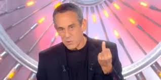 Une émission qui avait déjà fait parler après le geste déplacé de laurent baffie sur nolwenn leroy. Thierry Ardisson Repond A La Polemique Squeezie Avec Un Doigt D Honneur Dans Les Terriens Du Dimanche Le Huffpost
