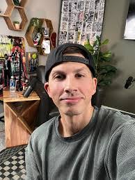 Eric Mares's Instagram, Twitter & Facebook