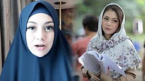 Stefan william umboh atau dikenal juga sebagai steven william adalah pemeran asal indonesia keturunan amerika serikat. Biodata Celine Evangelista Yang Diisukan Pisah Rumah Dengan Stefan William Kakek Buyutnya Pahlawan Halaman 4 Surya