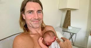 Un père se précipite d'Australie en Amérique pour empêcher son ex de faire  adopter sa fille