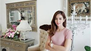 Di akun media sosial instagram, ia kerap membagikan potret kesehariannya selama di rumah. Dapur Mewah Bunga Zainal Bikin Betah Masak Lifestyle Liputan6 Com