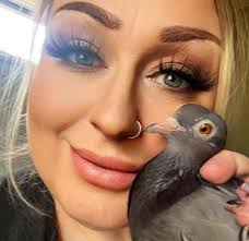 Hi fremz 👋 Borbra and I are looking to connect with more pidgey people, so  we wanted to extend an invite to any and all pidgey owners and pidgey  supporters/lovers alike to