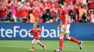 On y voit des hommes masqués tenant une banderole qui proclame, devant le parc des princes, que les fans turcs ne sont pas les bienvenus. Euro Soccer Officials Keep Your Kids Off Our Lawns Komo
