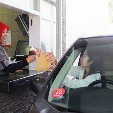The tune squad juga hadir untuk menghiasi restoran mcdonald's loh, mcd'ers. Mcdonald S Tempelkan Stiker Vip Drive Thru Di Facebook