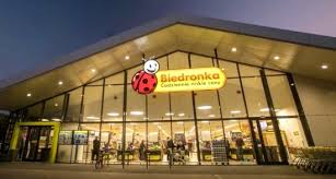 W nagłych przypadkach skorzystać możemy ze stacji benzynowych, otwarte pozostają na ogół sklepy osiedlowe, a także. Ile Jest Biedronek W Polsce Najnowsze Dane Za 2021