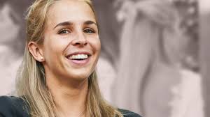 How to pick your goalkeeper gloves! Nina Neuer Oh La La Mit Diesem Ruckenfreien Kleid Feierte Sie Die Hochzeit Der Gotzes Bunte De