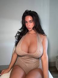 😎 Guys, dont be fooled, shes just a decoy doll for OnlyFans porno!