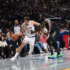 Lakers blow huge early lead in ugly loss to Warriors