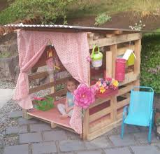 Ein Spielhaus Aus Paletten Gebaut Das Sieht Wirklich Gemutlich Aus Und Ich Glaube Das Gefallt Jedem Ki Palette Kinder Kinderspielplatz Kinderspielzeug Garten