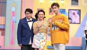 徐熙娣（英語： dee hsu ，1978年6月14日 － ），台灣 女藝人、主持人、歌手、演员，藝名小s和elephant dee，成長於台灣台北市。 曾經是國標舞舞者，1994年和姐姐徐熙媛（大s）以雙人女子團體「s.o.s」出道，1996年與大s以綜藝節目《我猜我猜我猜猜猜》進入主持界，後姐妹再主持八大電視 娛樂 新聞節目. Dee Hsu Doesn T Remember Uniq Going On Her Show 38jiejie ä¸‰å…«å§å§