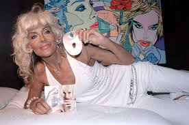 La rappresentante di lista & donatella rettore splendido splendente | sanremo 2021, iii serata. Donatella Rettore Compie 65 Anni La Regina Pop Di Kobra E Splendido Splendente