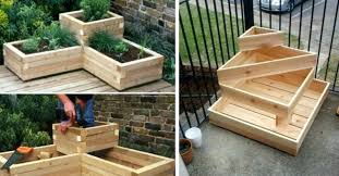 Realisez Des Jardinieres Qui Rehausseront Le Decor De Votre Jardin Bricolages Trucs Et Bricolages Jardin De Lit Sureleve Jardiniere En Bois Jardins