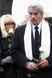 Nathalie delon, cuyo nombre real era francine canovas, nació en agosto de 1941 en la ciudad marroquí de uxda, que entonces era protectorado francés. Alain Delon A 84 Ans Sa Seule Epouse Nathalie Les Relations Avec Les Enfants Les Liaisons Amoureuses